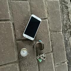 Telefoon en sieraden, ha sido reportado a iLost