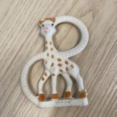 Brinquedo sophie la girafe, como reportado por IKEA Liège utilizando o iLost