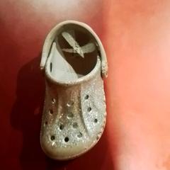 くつ Crocs がiLostで Apenheul によって報告されました