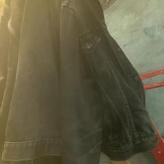 Giacca di jeans dark, come riportato da Club Nyx/Exit Café utilizzando iLost