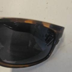 Des lunettes de soleil, a été signalé par Liquicity Festival utilisant iLost