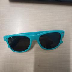 Gafas de sol Bleu, segundo informou IKEA Brest Guipavas usando iLost
