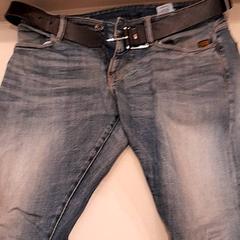 بنطلون جينز Blauwe spijkedbroek، كما تم الإبلاغ عنه بواسطة Van der Valk Hotel Schiphol عبر iLost