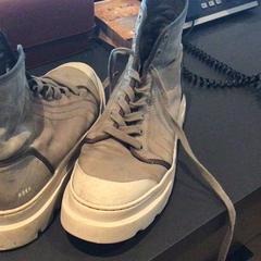 Sneaker, amint azt Van der Valk Hotel Amsterdam Zuidas az iLost segítségével jelentette.