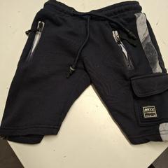 Pantaloncini zwart, come riportato da Avonturenpark Hellendoorn utilizzando iLost