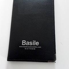 Etui carte grise, amint azt ilévia az iLost segítségével jelentette.