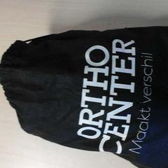 Zwart rugtasje met gymspullen, as reported by Connexxion Zeeland using iLost