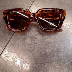 Gafas de sol, segundo informou Rotterdam The Hague Airport usando iLost