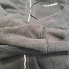 Veste, come riportato da Rotterdam The Hague Airport utilizzando iLost