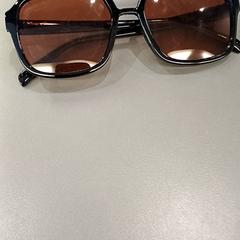 Gafas de sol zwart, ha sido reportado por Qbuzz GD Groningen HS con iLost