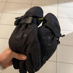 handschoenen / gloves, segons s'ha informat a iLost