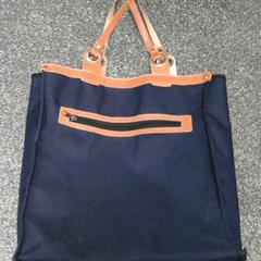 Blauwe tas met leren handsvaten, ha sido reportado por Connexxion Hoekse Waard/Goeree Overflakkee usando iLost