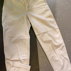 Pantaloni white, come riportato da Room Mate Bruno utilizzando iLost