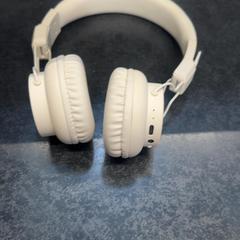 Auriculares, ha sido reportado por Rotterdam The Hague Airport con iLost