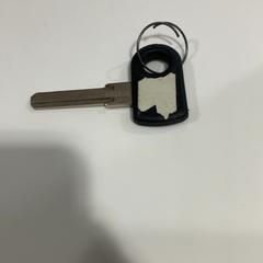 鍵 Black key with small ring white sticker on it がiLostで TU/e - Receptie Atlas によって報告されました