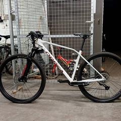 Bicicleta Orbea Wit met rode letters, segundo informou Fietsdepot Hasselt usando iLost