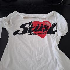 Camisa White T-shirt, ha sido reportado por Ramada by Wyndham Amsterdam Airport Schiphol con iLost