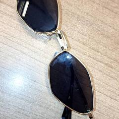 Des lunettes de soleil, a été signalé par Qbuzz DMG utilisant iLost