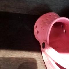 Bota Roze crocs, jak nahlášeno Beekse Bergen Resorts en Hotel pomocí iLost