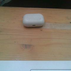 Airpod Wit, como reportado por Pukkelpop Festivalterrein utilizando o iLost