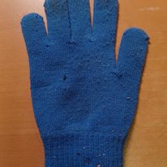 Blauw kinderhandschoentje, amint azt az iLostnak jelentették.