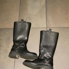 Botes Black with buckles, segons ha informat MEININGER Hotel Amsterdam City West mitjançant iLost