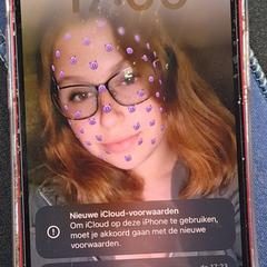 Een rode iphone 13 of 14, iLost에 보고됨