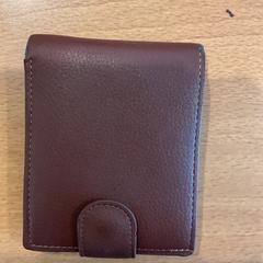財布 Bradley c がiLostで Gemeente Amsterdam によって報告されました