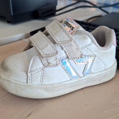 Zapatos de bebé Blanche et holographique, ha sido reportado por IKEA Rouen Tourville-La-Rivière con iLost