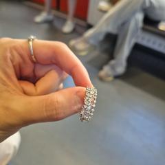 Silver ring with crystals, jak bylo nahlášeno na iLost
