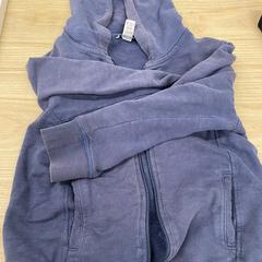 Gillet enfant bleu, gemeldet von IKEA Liège über iLost