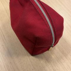 Borsa dei trucchi Rood, come riportato da Pathé Amsterdam Noord utilizzando iLost