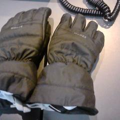 Guanti, come riportato da SnowWorld Landgraaf utilizzando iLost