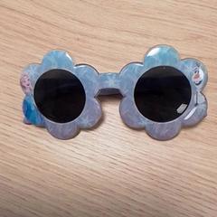 Gafas de sol Frozen, segundo informou Qbuzz Fryslân usando iLost
