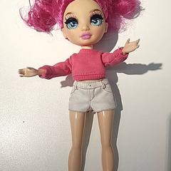 Bambola Dame roze haar, come riportato da IKEA Groningen utilizzando iLost