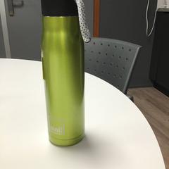 Taza para beber Geel groen metallic, ha sido reportado por HvA Corry Tendeloohuis con iLost