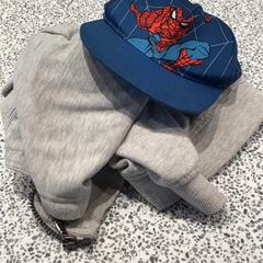 Jersei infantil & Gorra infantil Grey and blue, segons ha informat MEININGER Hotel Berlin "Mitte" Humboldthaus mitjançant iLost