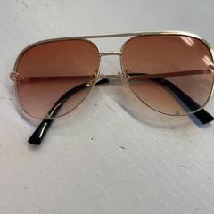 Gafas de sol, segundo informou Milkshake Festival usando iLost