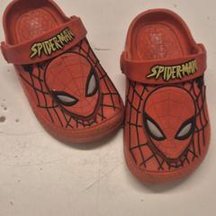 الأحذية crocs Spiderman، كما تم الإبلاغ عنه بواسطة Avonturenpark Hellendoorn عبر iLost