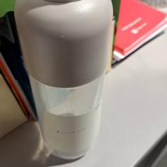 Bouteille d'eau, a été signalé par Bibliotheek Neude (Utrecht) utilisant iLost