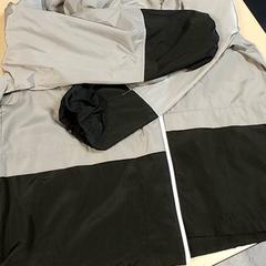 Kleding - Regenjas grijs/zwart، كما تم الإبلاغ عنه بواسطة Regio Oost-Vlaanderen عبر iLost