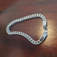 zilverkleurige armband، كما تم الإبلاغ عنه عبر iLost
