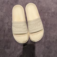 Sandalias, ha sido reportado por Van der Valk Hotel Haarlem con iLost
