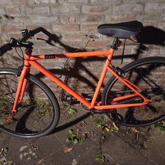 Oranje jongens sportfiets, jak bylo nahlášeno na iLost