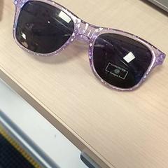 Solglasögon Violet avec paillettes, rapporterat av IKEA Strasbourg med iLost