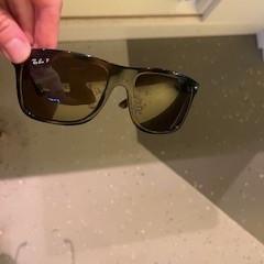 Sluneční brýle BROWN BLACK SUNGLASSES, jak nahlášeno Room Mate Bruno pomocí iLost