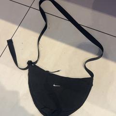 Bum bag Nike, as reported by Johan Cruijff ArenA using iLost