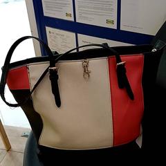 Bolsa tote, segundo informou IKEA Nantes usando iLost