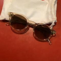 Estuche para gafas con gafas Gold plastik, ha sido reportado por MEININGER Hotel Berlin Alexanderplatz con iLost
