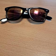 Gafas de sol Zwart, ha sido reportado por Gemeente Roermond con iLost